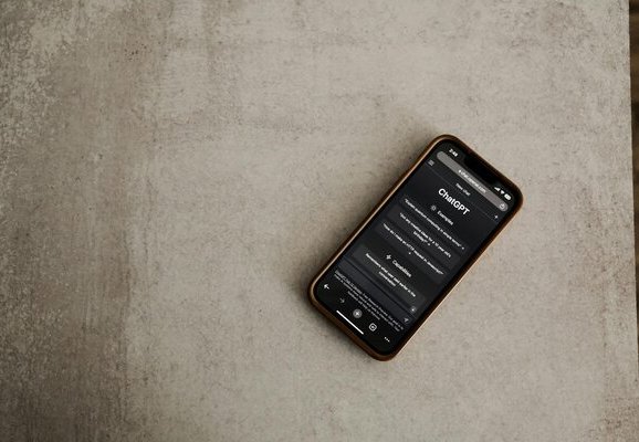 Faut-il changer d'IA<small class="fine d-inline"> </small>? Pourquoi les enseignants gagneraient à rester avec ChatGPT